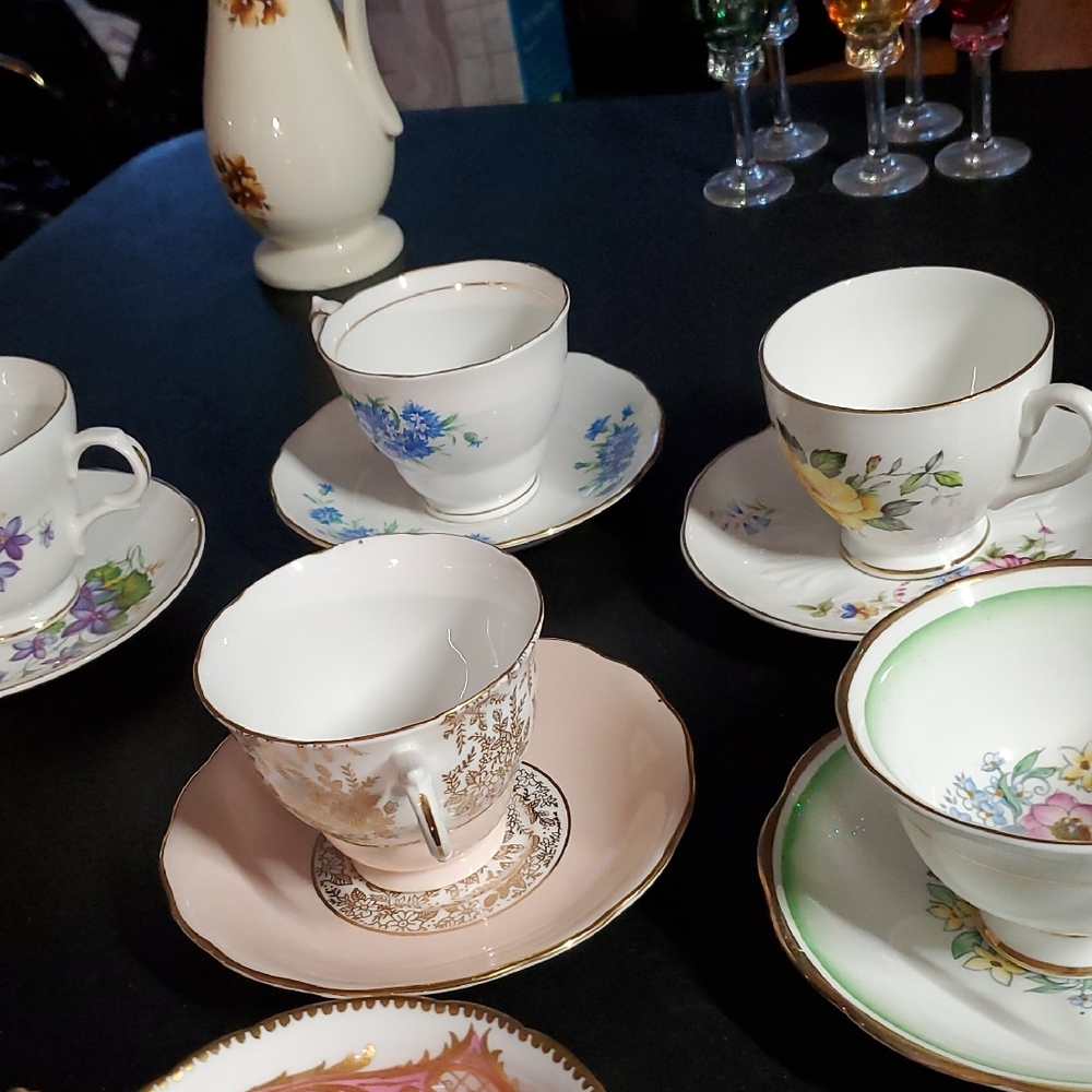 Eight Different Sets Of Floral Porcelain Teacup and Saucer Set - Picture 12 of 13